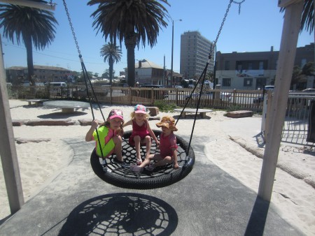 Linnea, Bella och Yassi har kul på lekplatsen