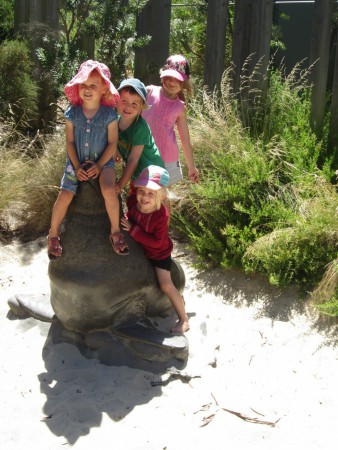 Yasmin, Elias med Bella o Linnea på zoo