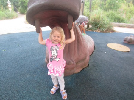 Bella med sitt favoritdjur