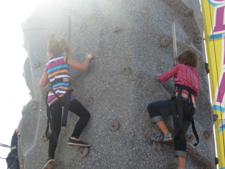 Linnea och Xavier teztar på bergsklättring