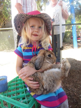 Äntligen fick man hålla en kanin. lyckan är total