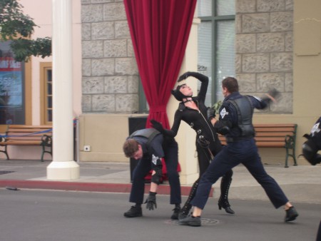 Catwomen hamnar i slagsmål