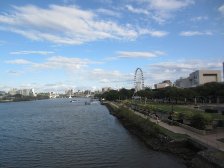 Southbank till höger, Brisbane CBD till vänster