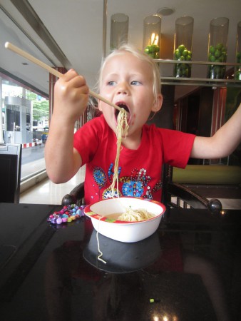 Lär oss äta med pinnar